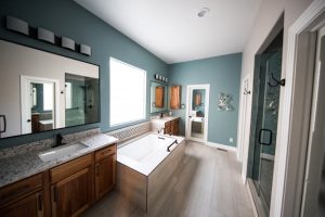 Une estimation détaillée du coût de la rénovation d'une salle de bain, incluant les matériaux et la main-d'œuvre.